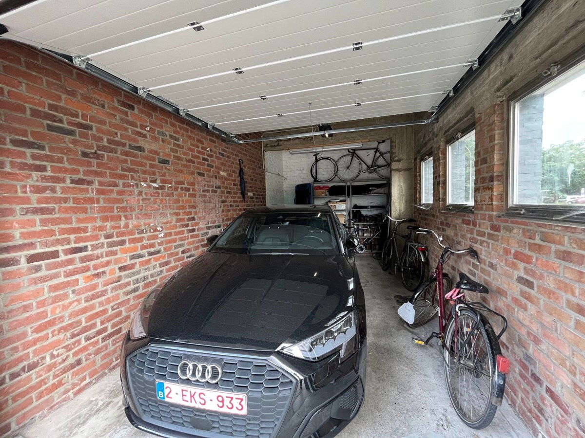 Ruim, lichtrijk appartement met garage én berging (kelder). 