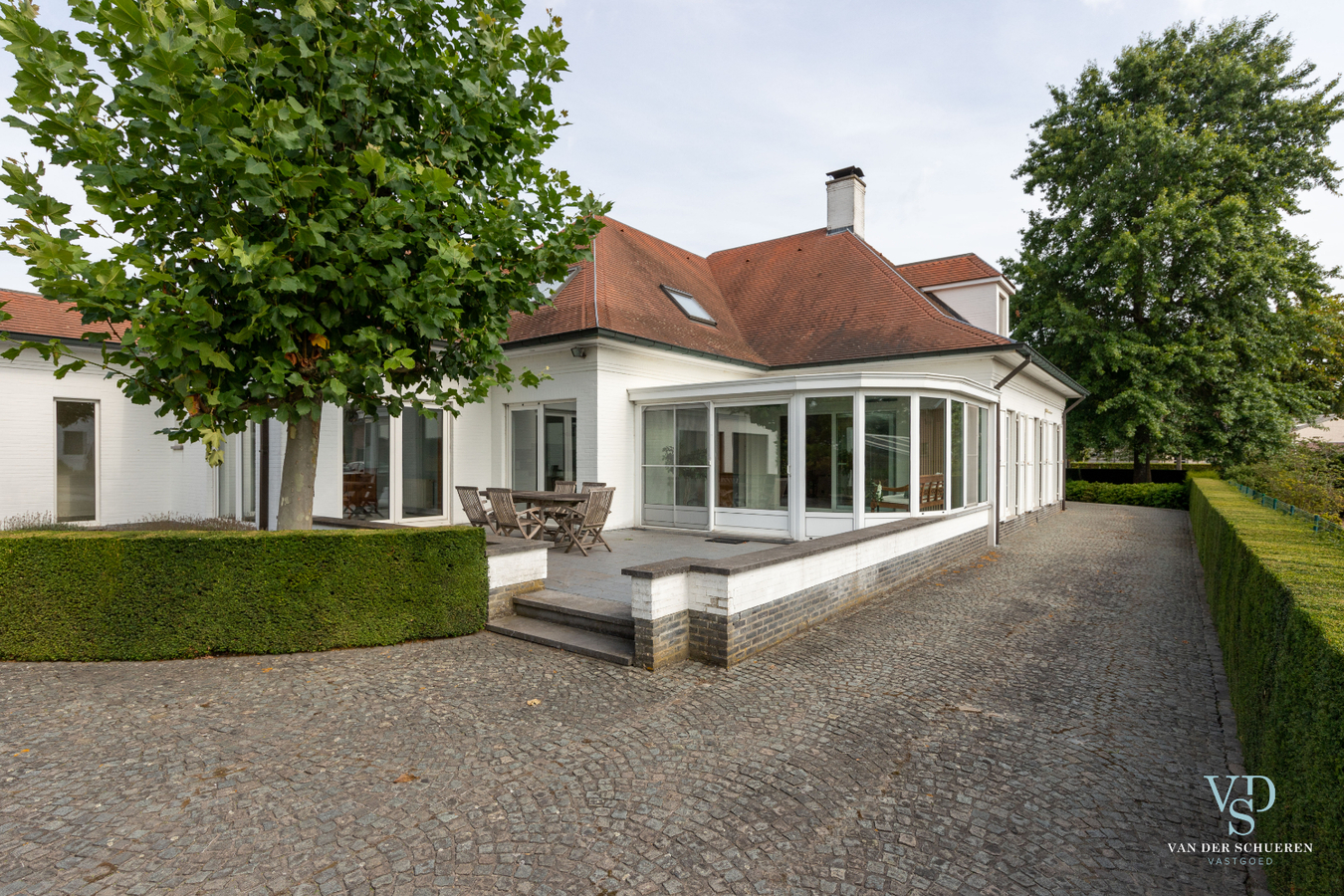 Lichtrijke, stijlvolle villa  (EPC van 254 !). 