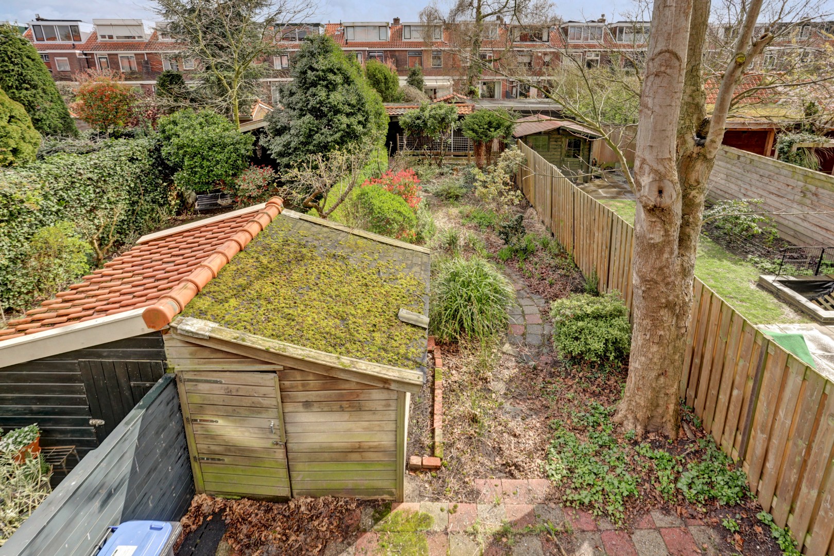 Unieke kans?! Zelf transformeren vanuit de vorige eeuw naar uw eigen hedendaagse smaak, dat kan met deze 5-kamer tussenwoning met 20m diepe tuin! 