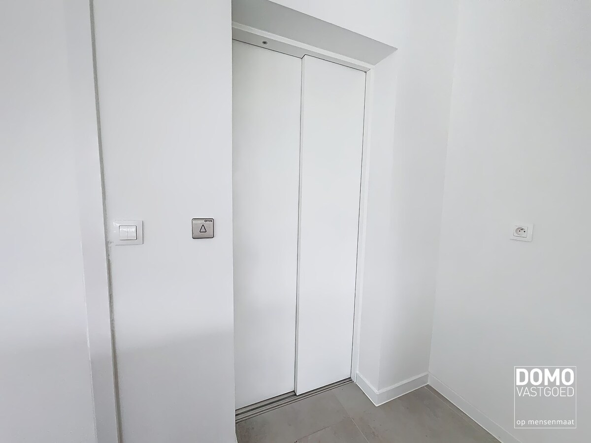 MODERNE NIEUWBOUWWONING MET TUIN,OVERDEKT TERRAS EN INPANDIGE GARAGE TE HASSELT 