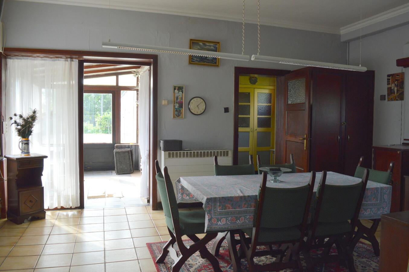 Te renoveren woning met loods en weide op 7.327m² te Zele 