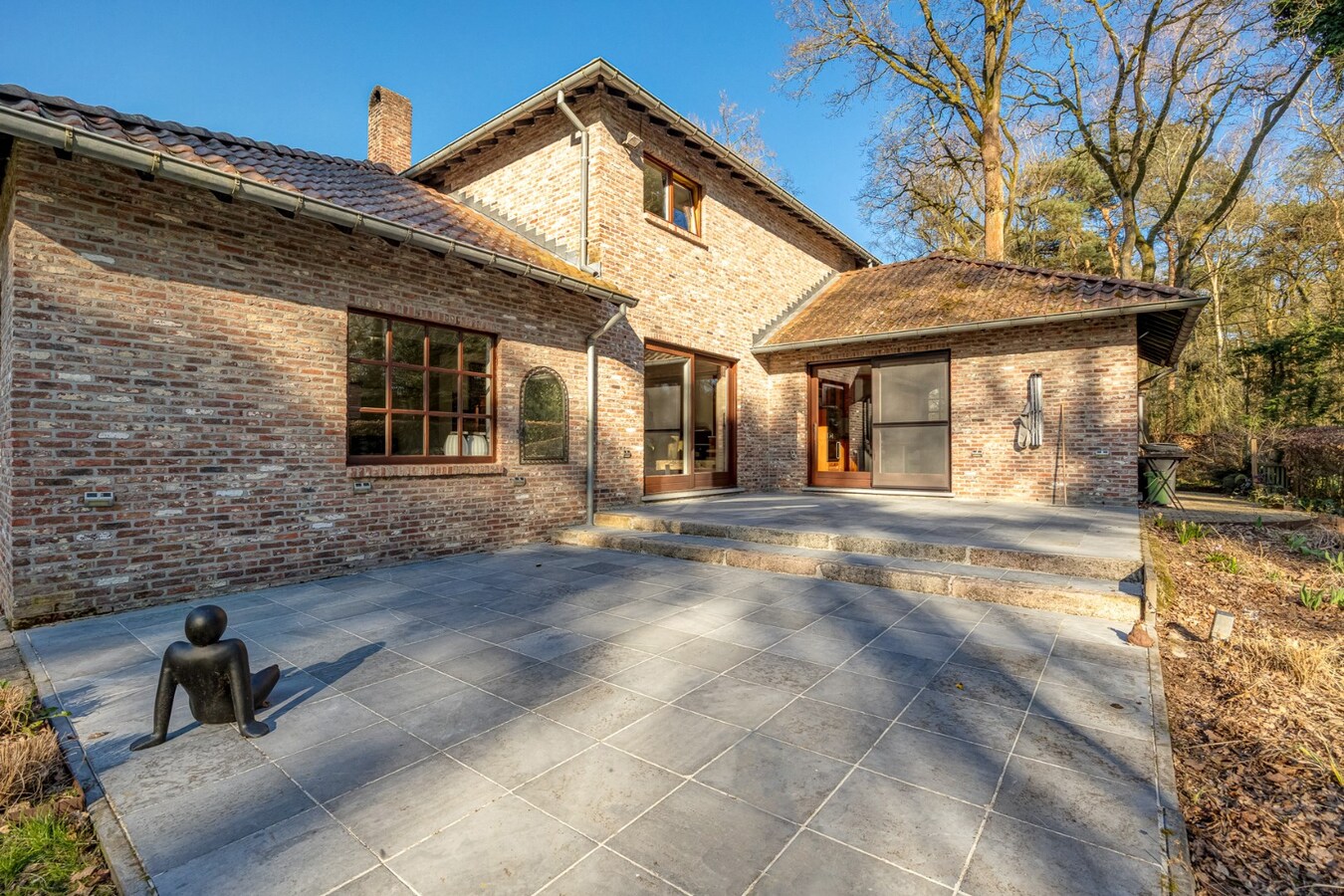 Prachtige villa met 3 slaapkamers en praktijk/kangoeroewoning met ZW-tuin op 1.892 m² 