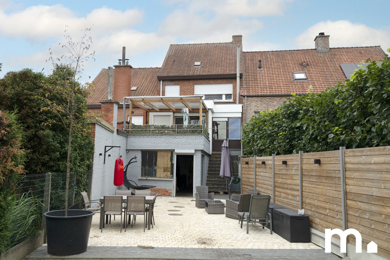 Ruime, centraal gelegen gezinswoning met garage te koop in Wevelgem ! 