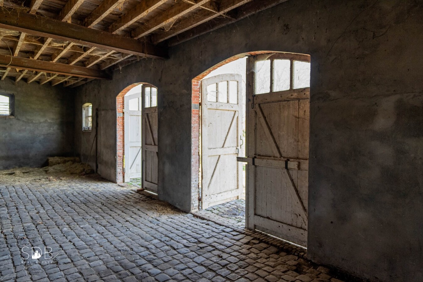 Stijlvolle villa met diverse bijgebouwen en graslanden op circa 3ha 