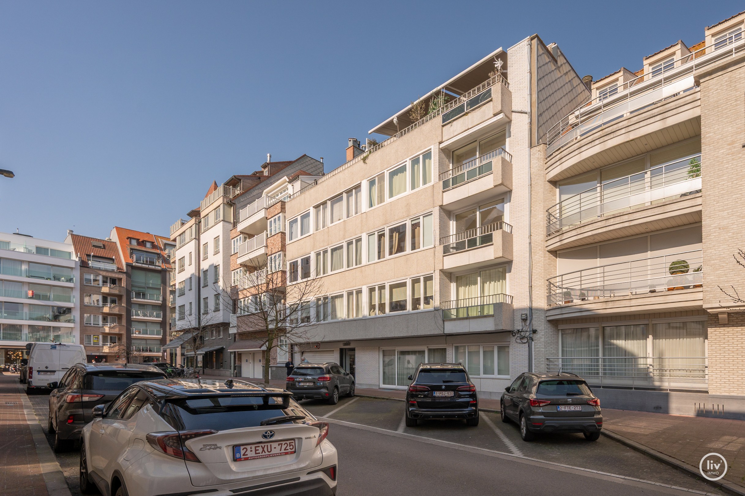 Lichtrijk dakappartement op wandelafstand van de zeedijk-Albertstrand met mogelijkheid tot aankoop van een inpandige garagebox (gelijkvloers). 