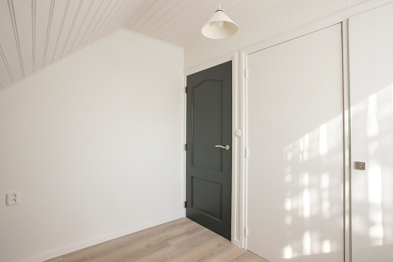 Deze vrijstaande woning met bedrijfsgebouwen staat tegen het bedrijventerrein van Reusel. 