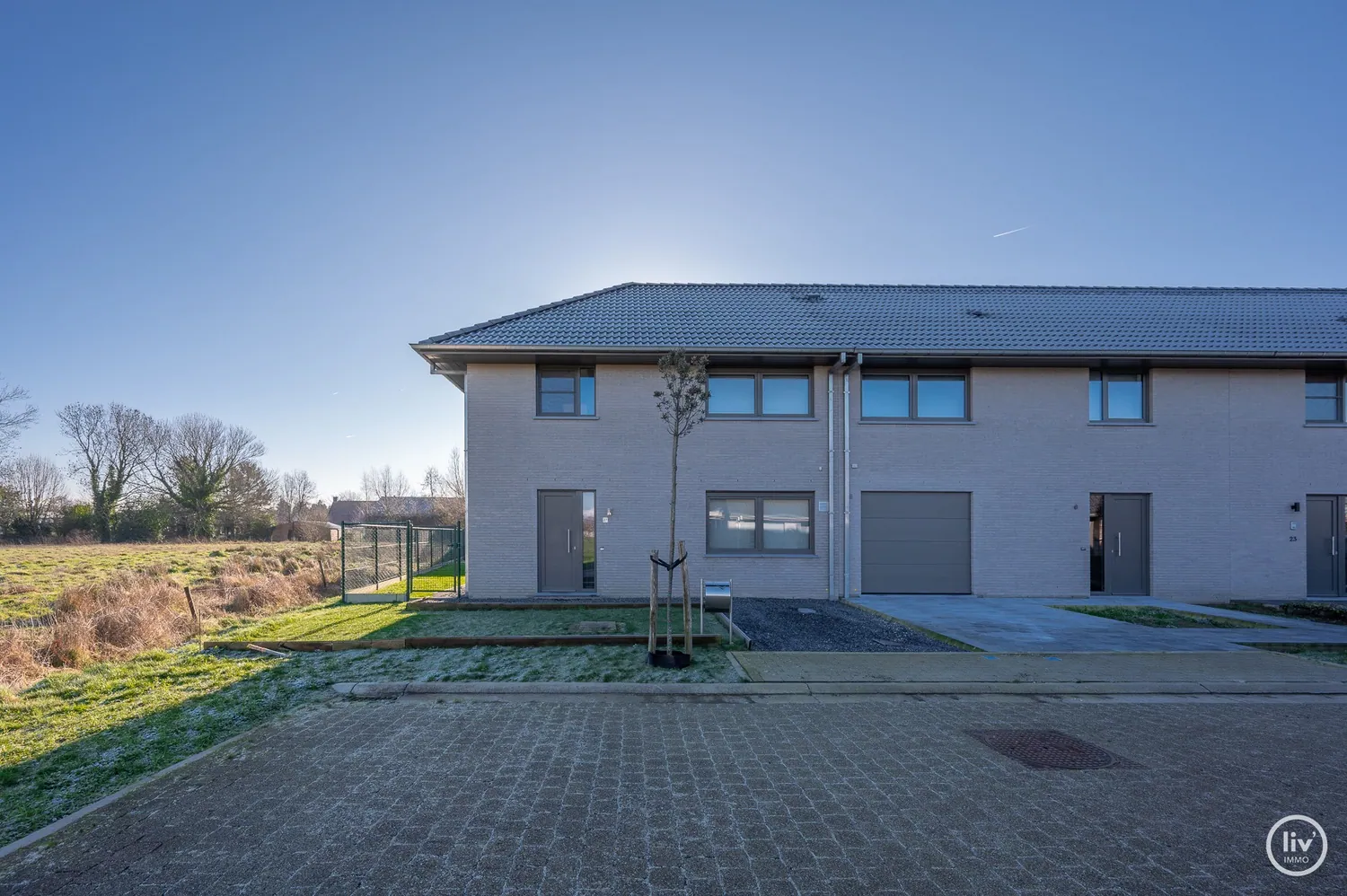 Récente woning met aangename tuin en 3 slaapkamers gelegen in Adegem.