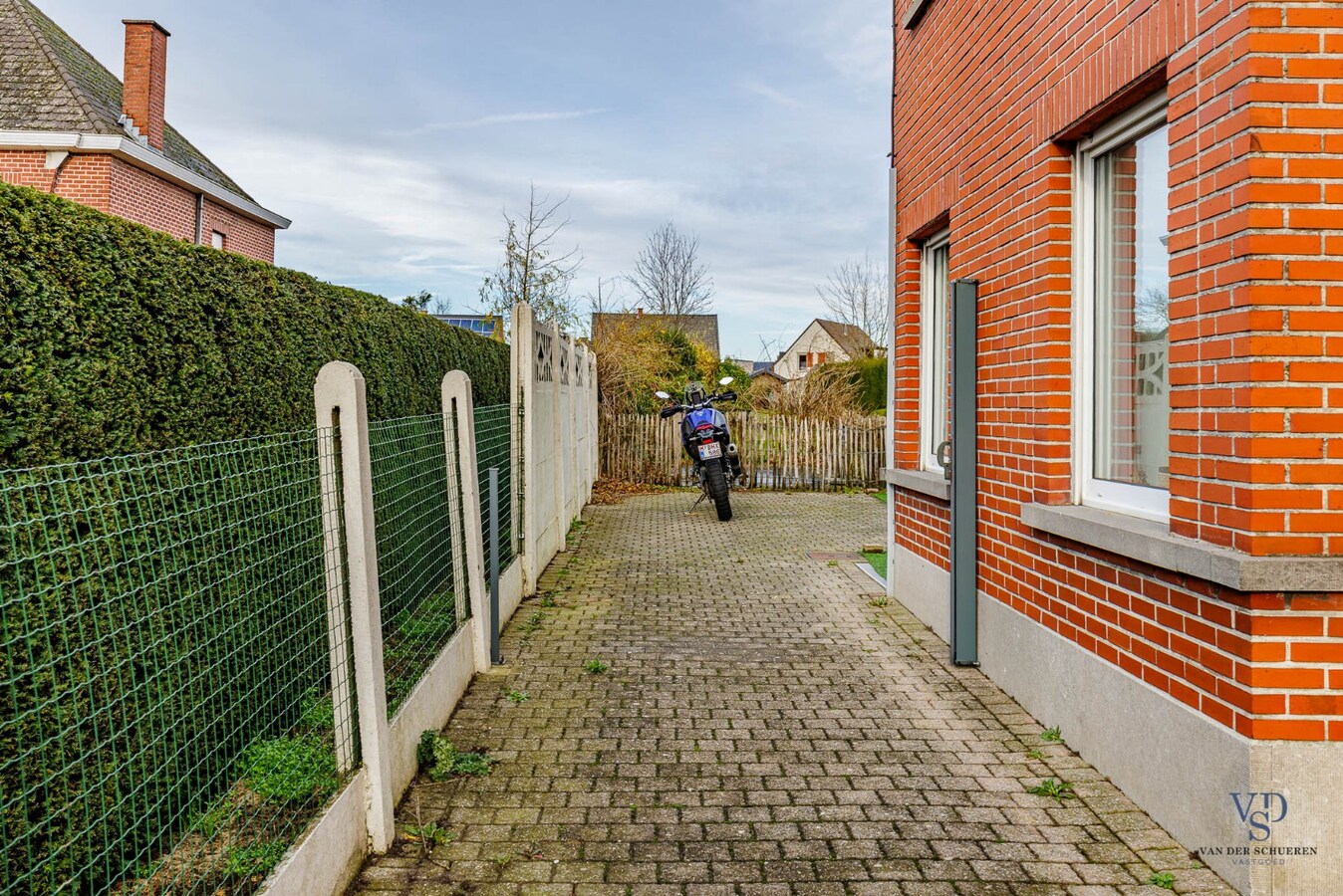 Ruime, deels gerenoveerde Half Open Bebouwing 