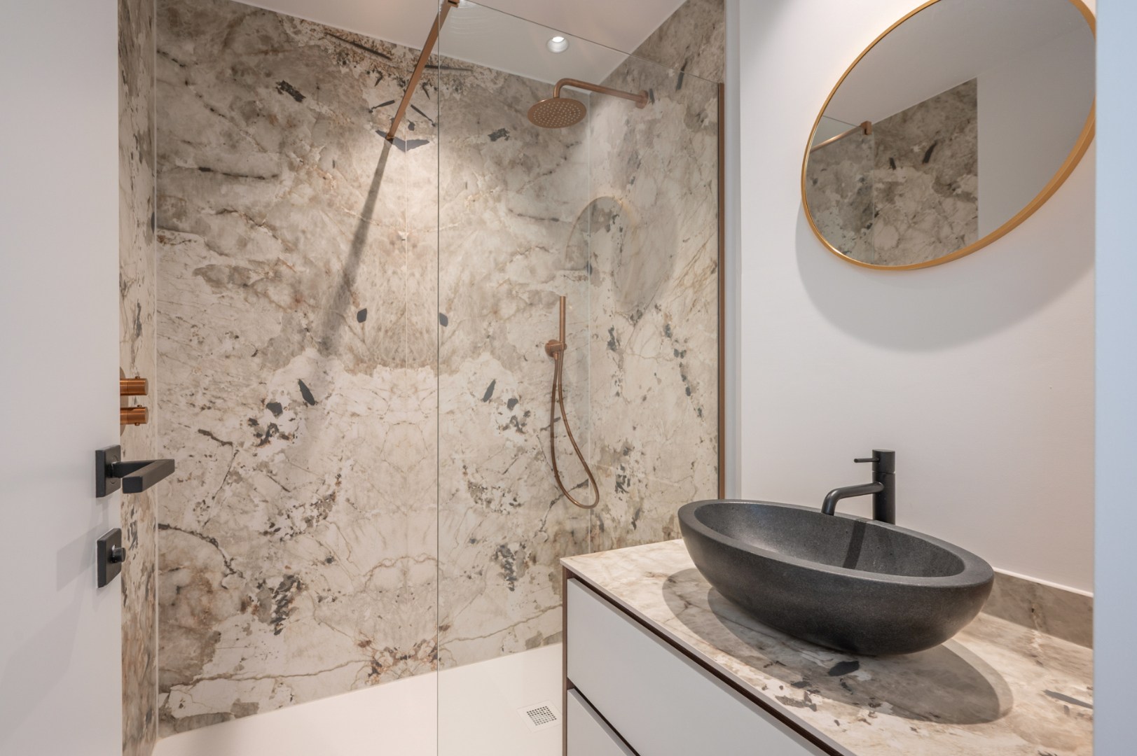 Volledig gerenoveerd appartement met FRONTAAL ZEEZICHT 