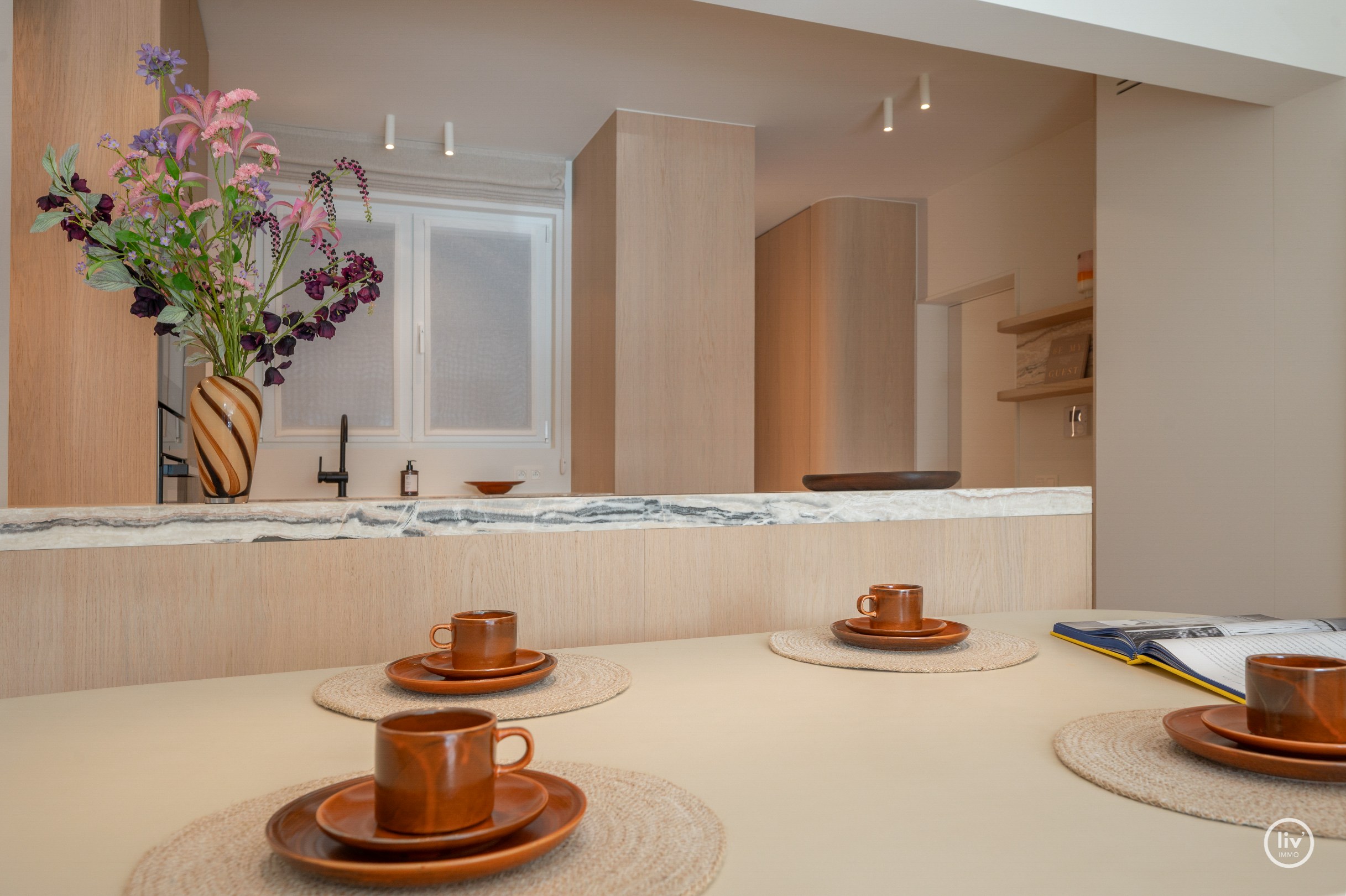 Prachtig gerenoveerd 3 slaapkamerappartement met open zichten gelegen op de Jozef Nellenslaan te Knokke. 