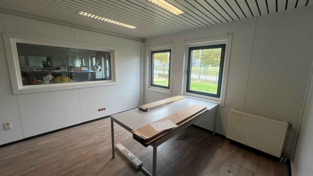 Bedrijfsgebouw met laadkades en kantoren te koop in Ronse