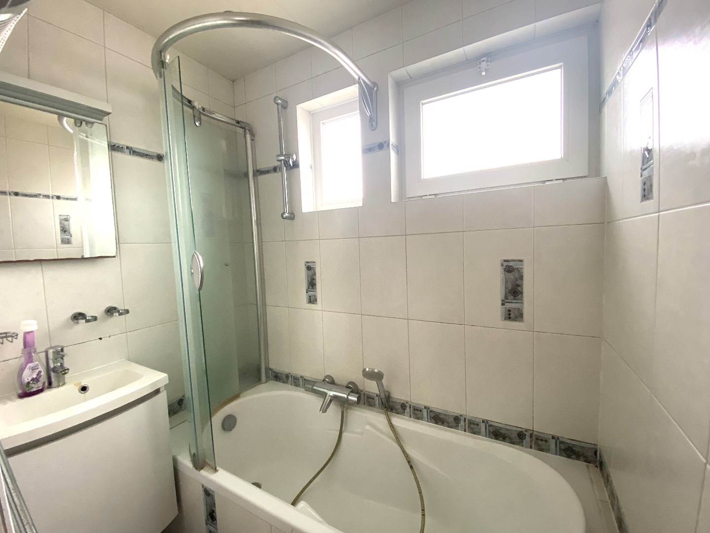 Degelijke halfopen bebouwing met groot potentieel op mooi hoekperceel van 524 m²! 