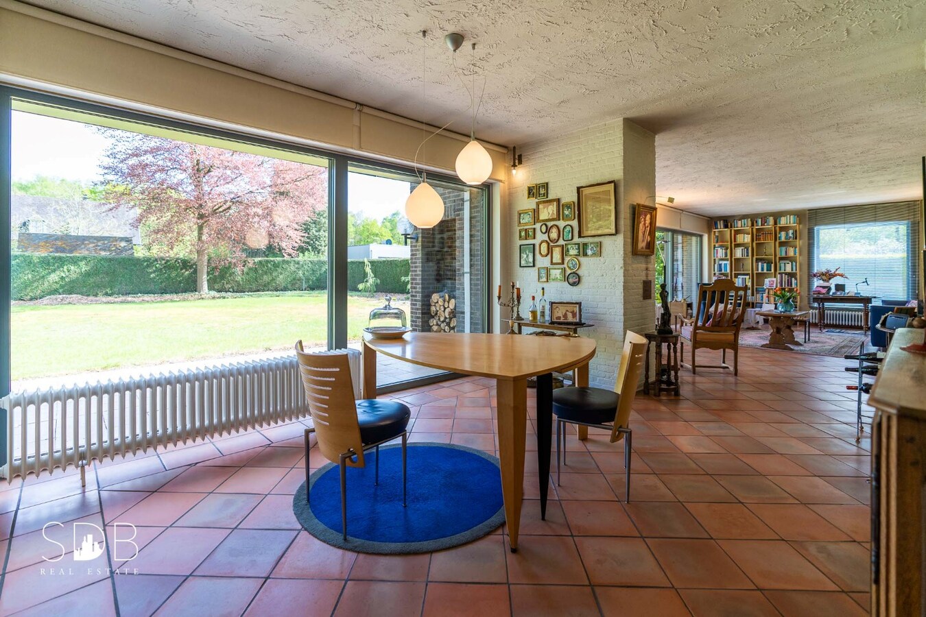 Vrijstaande gezinswoning in bungalowstijl met grasland op circa 1ha. 