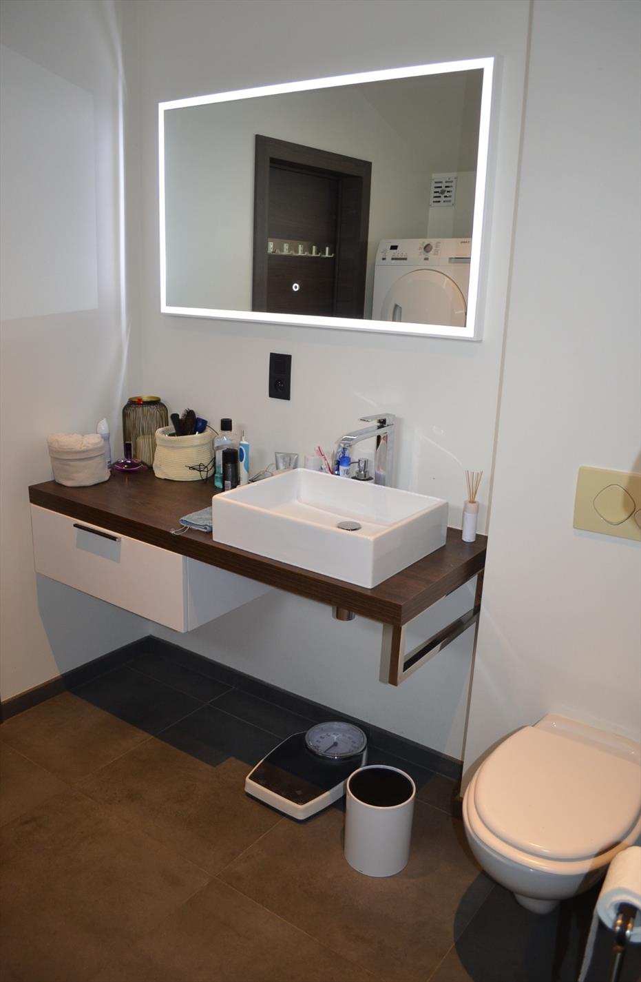 Knap gerenoveerde gezinswoning met  2 slpks (mogelijkheid 3), carport en tuin goed gelegen te Aalter 