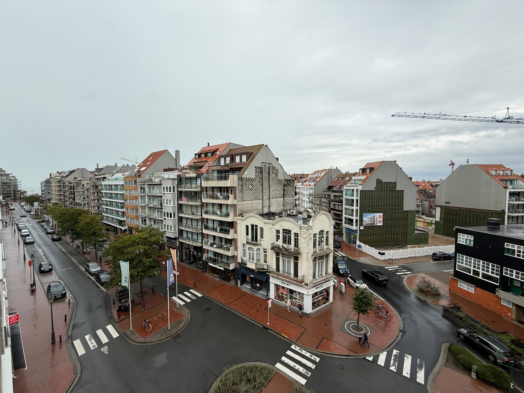 ONGEMEUBELD - Prachtig woonappartement met aangename terrassen en parking in het gebouw. Huur op VENNOOTSCHAP is mogelijk. 
