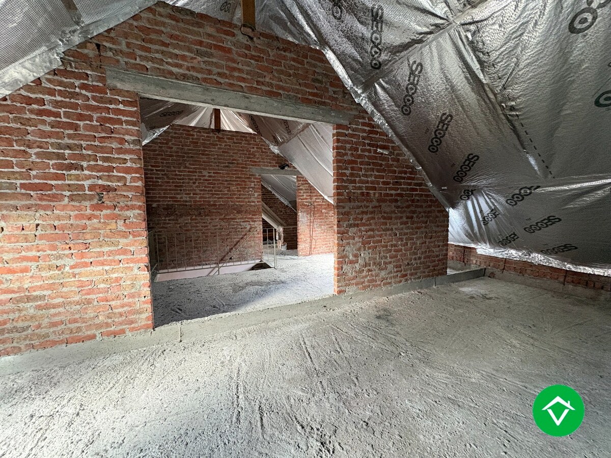 Te koop: Uniek gebouw met 2 appartementen, garage en ruime tuin – hartje Nieuwpoort-Stad 