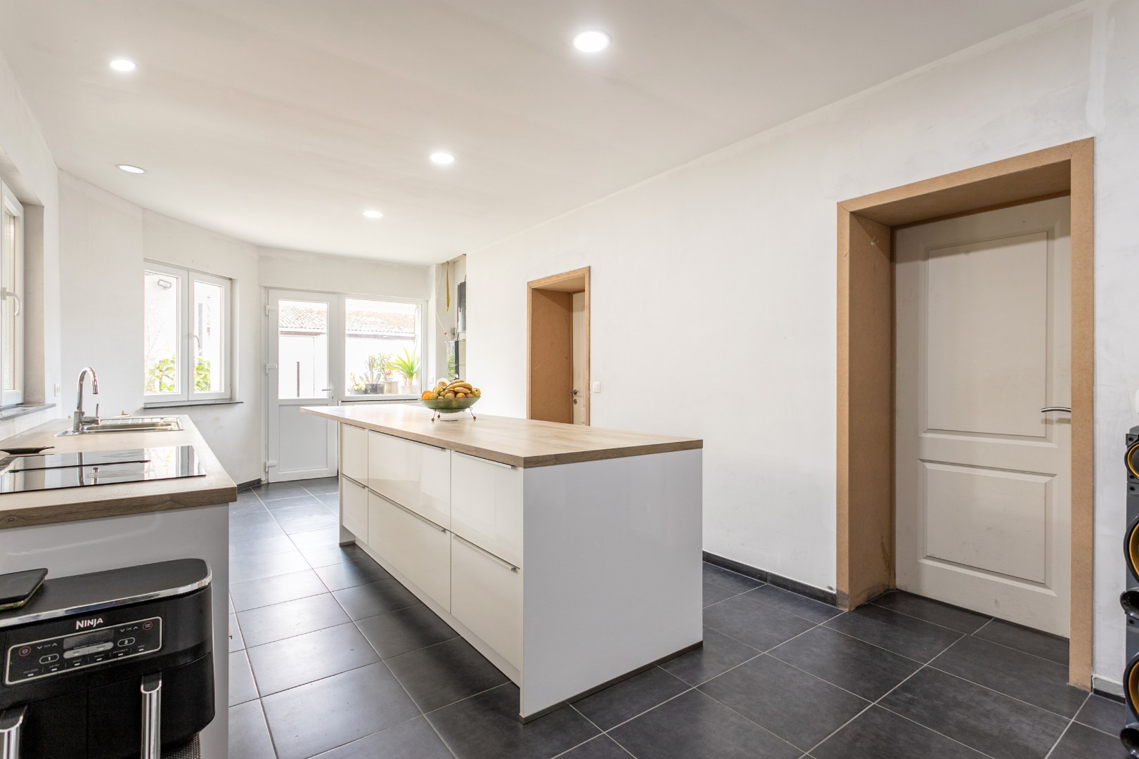 Maison rénové avec 4 chambres et local de stockage 