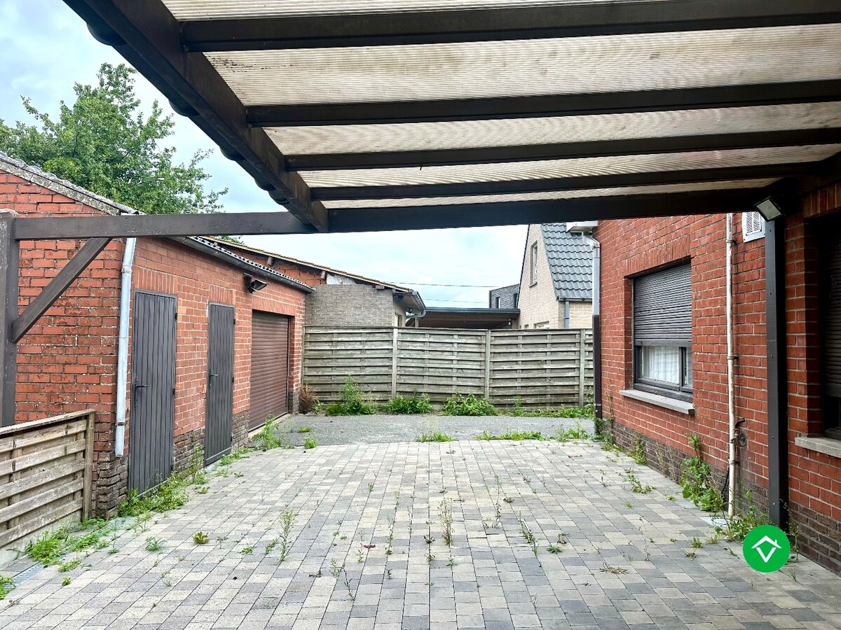 Alleenstaande woning met bakstenen garage en ruime tuin in Ichtegem 