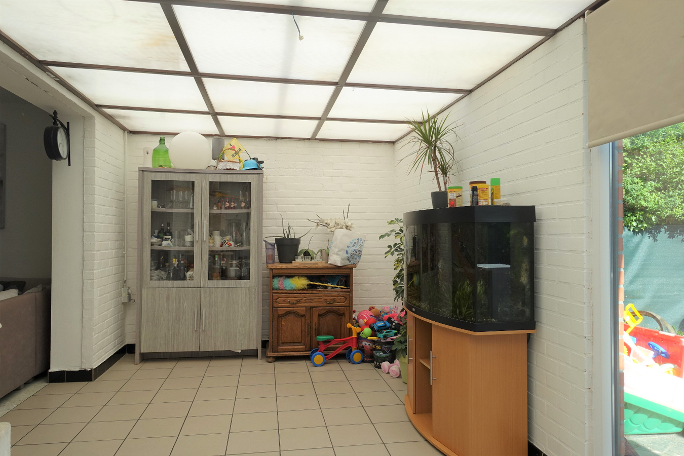 Gerenoveerde halfopen woning met garage in leuke buurt 