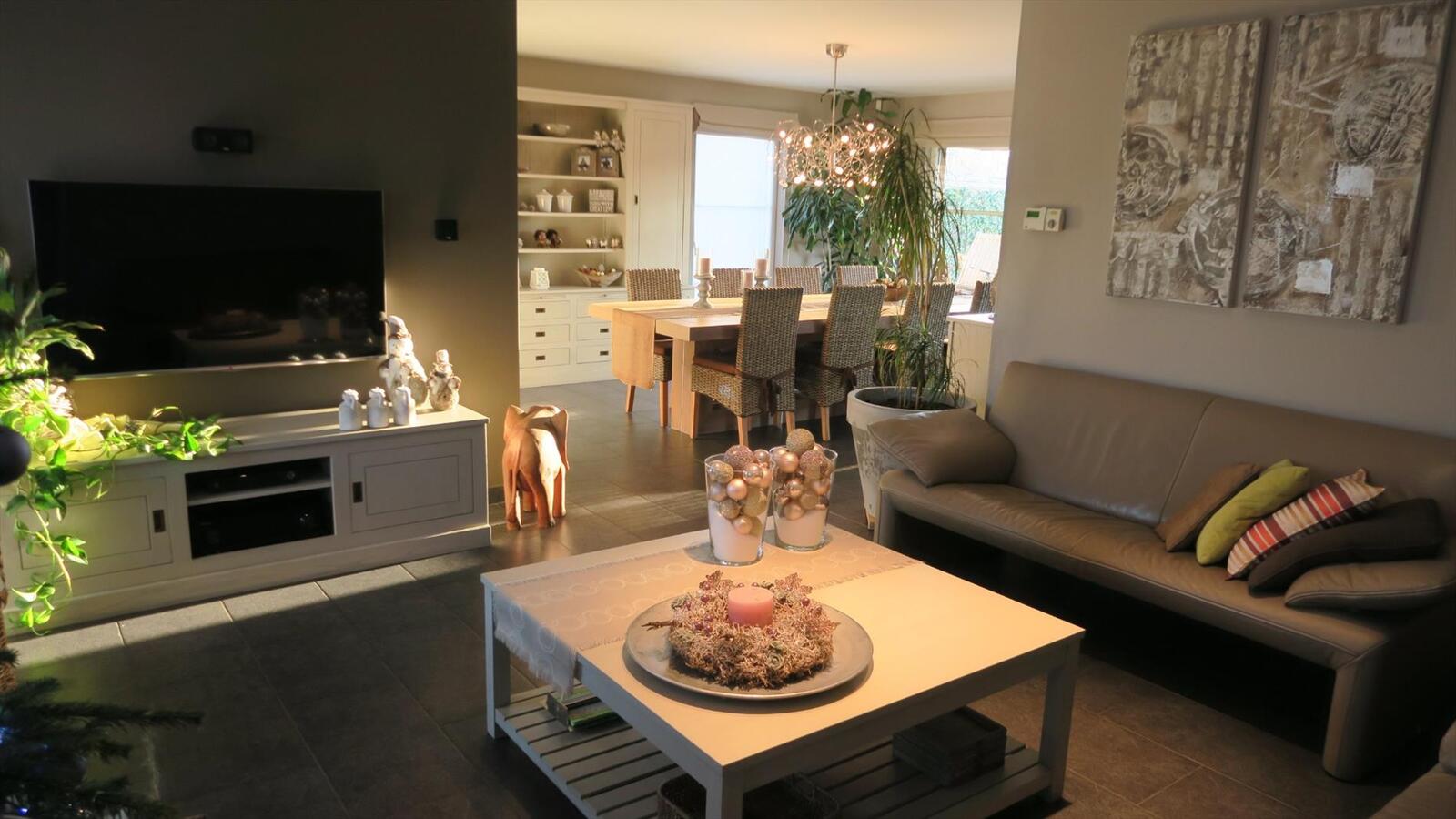 Uitstekend gelegen villa met grote zongerichte tuin 