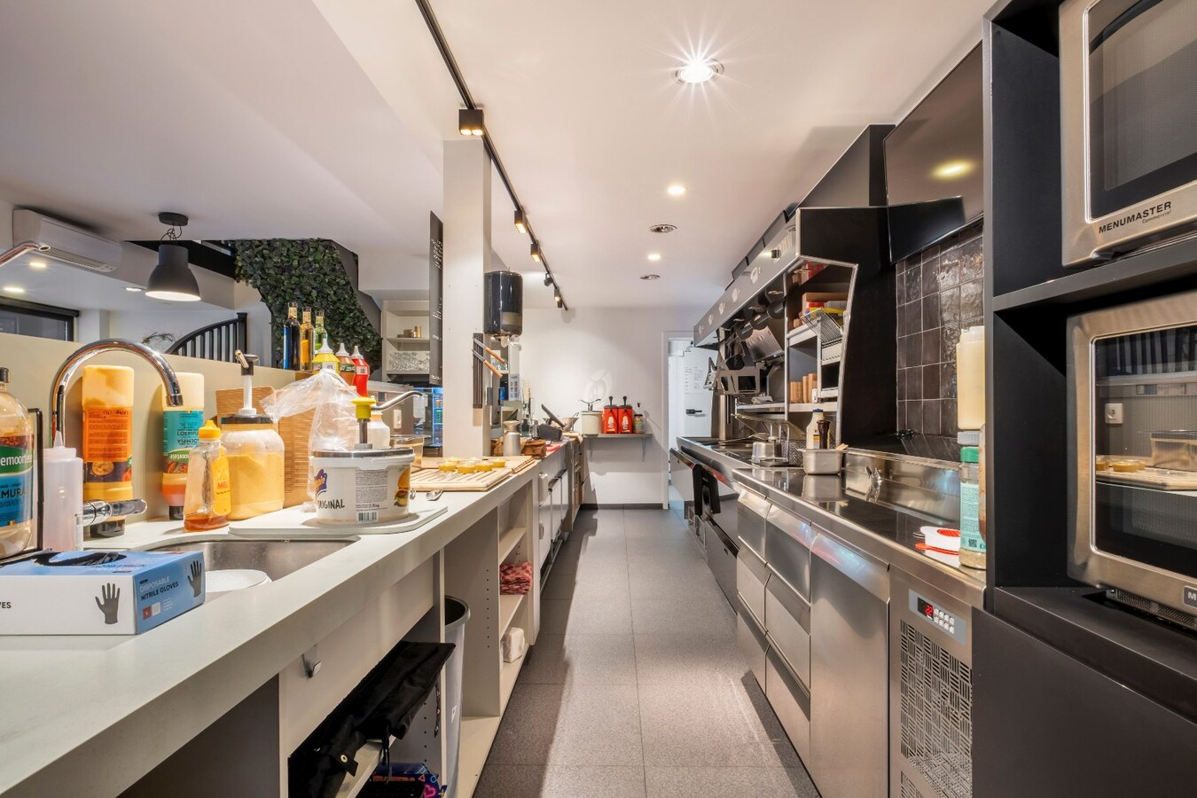 Uniek &amp; Instapklaar handelspand met woonst in Heule te koop ! 