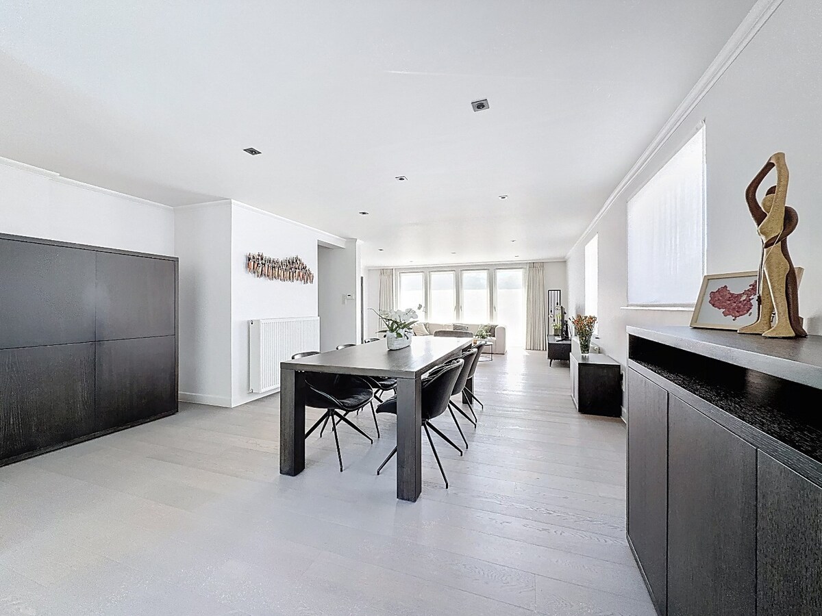 Gerenoveerde villa met zwembad grenzend aan kasteel te Leeuwergem 