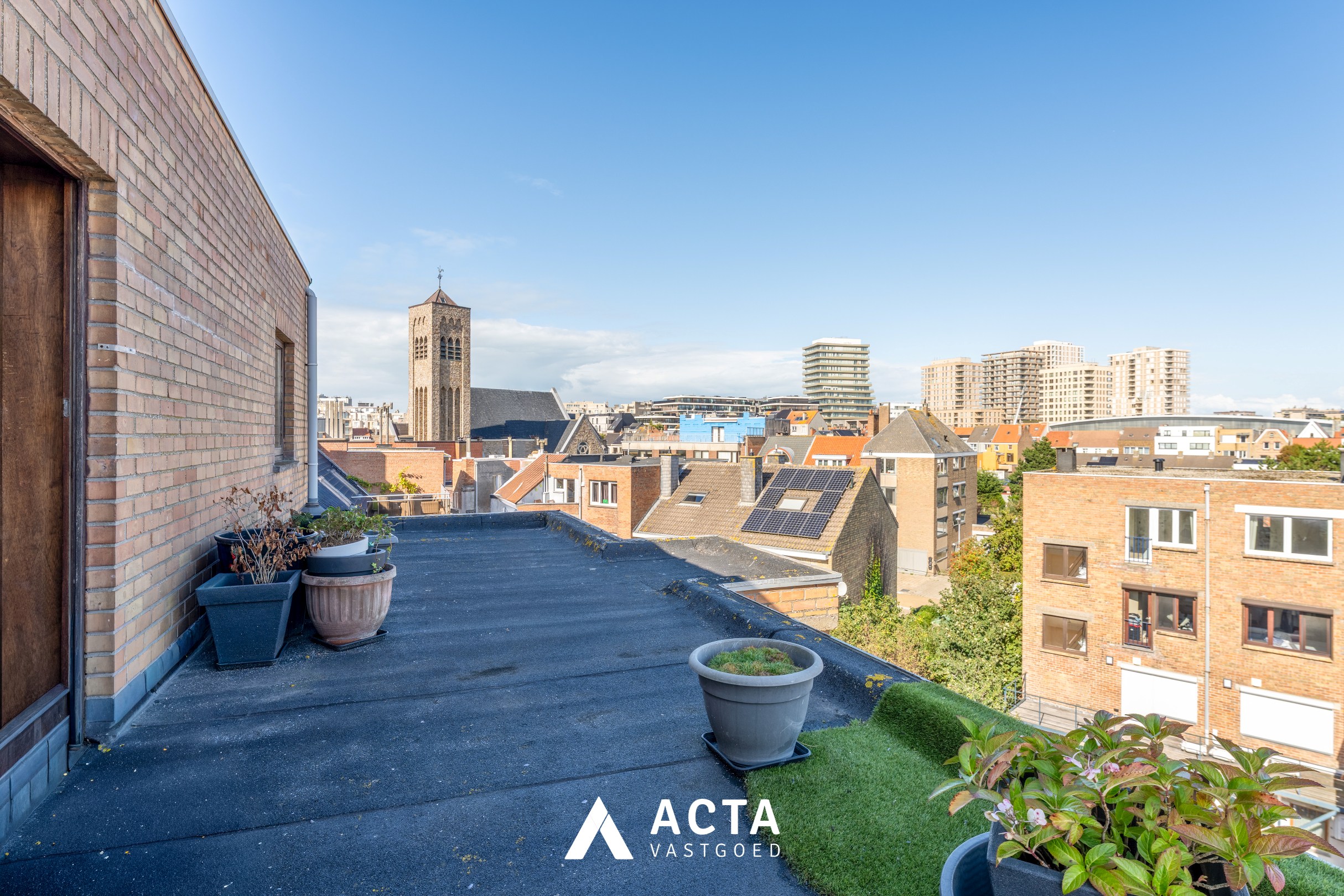 Dakappartement met zonnige terrassen in Mariakerke 