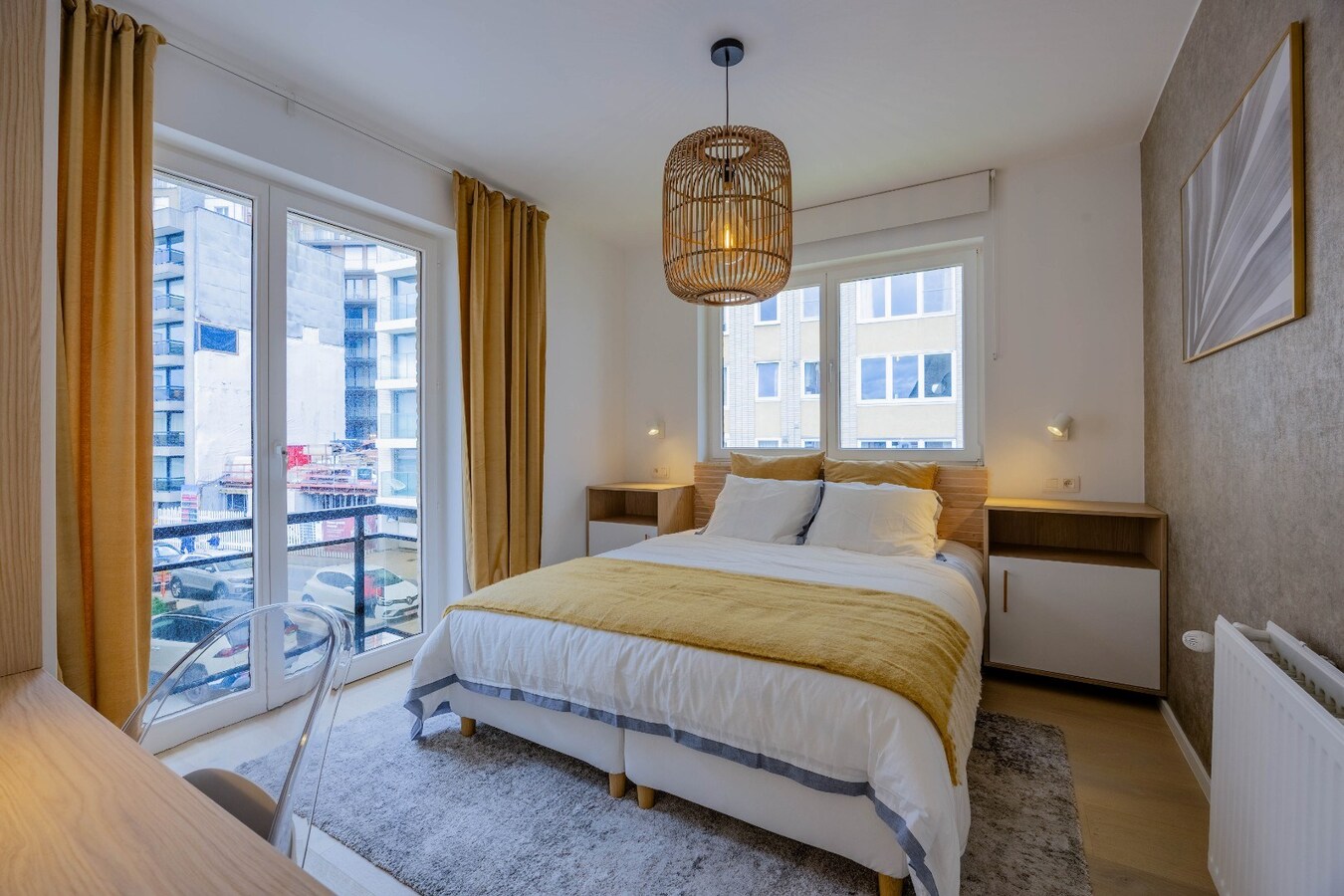 Stijlvol gerenoveerd hoekappartement met 3 slaapkamers op toplocatie te Duinbergen, vlakbij de Zeedijk. 