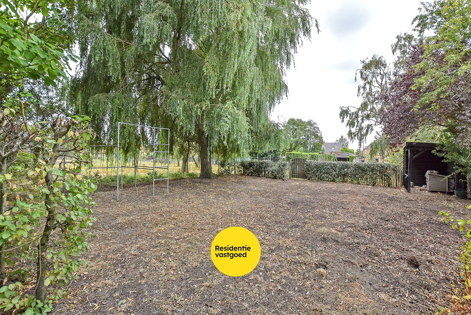 Instapklare alleenstaande woning met 4/5 slaapkamer op 2.084m² te Diksmuide! 