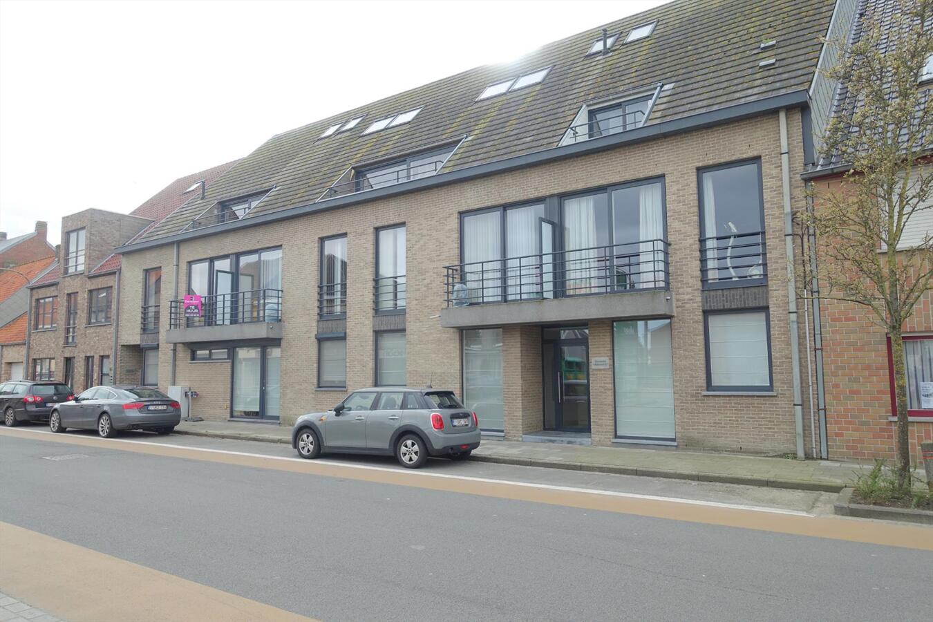 Lichtrijk appartement met groot terras en garagebox 