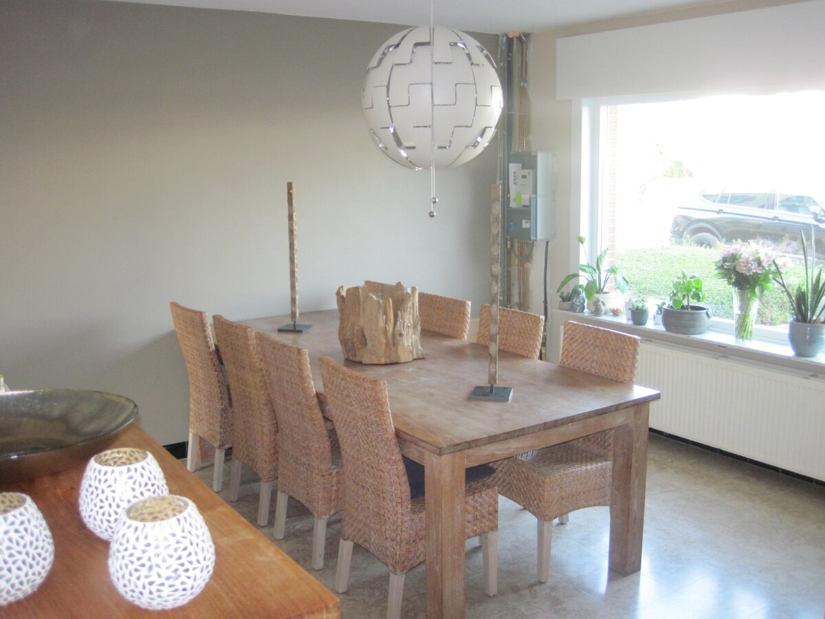 Degelijke woning met terras en tuintje. 