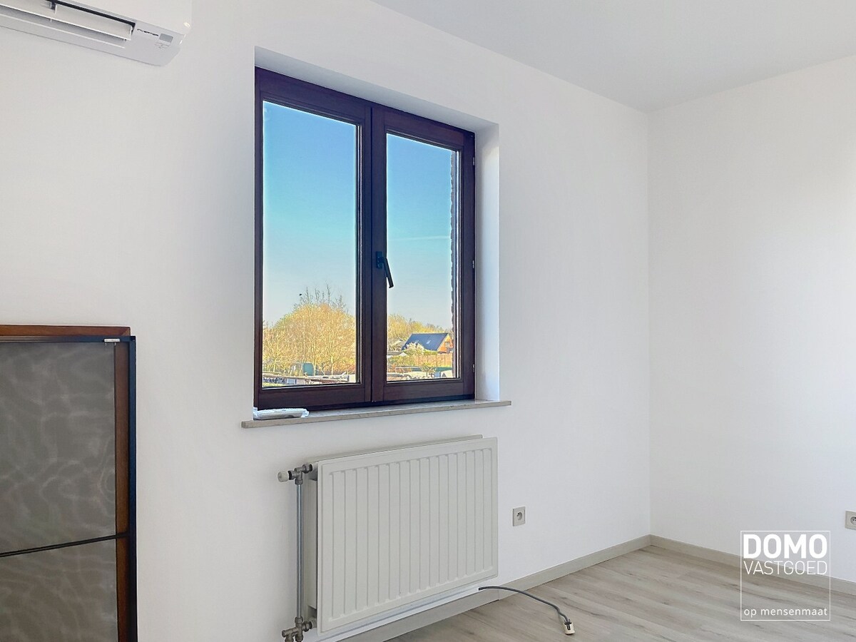 LICHTRIJK APPARTEMENT MET 2 SLAAPKAMERS EN GARAGEBOX 