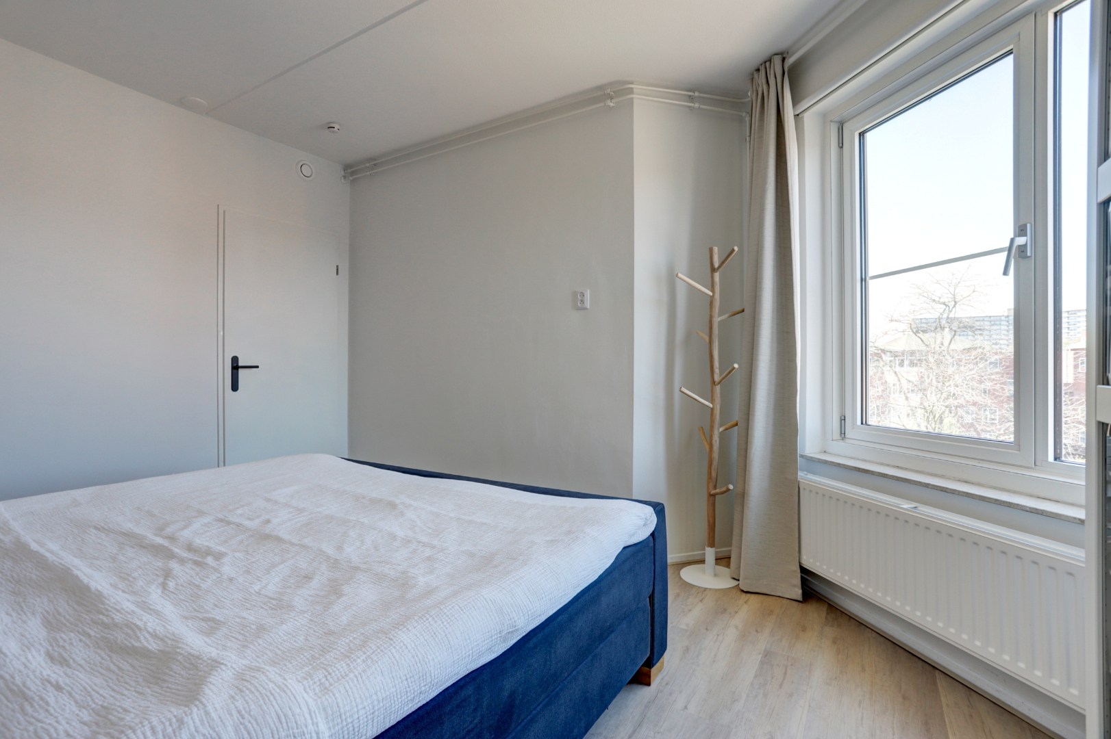 Instapklaar 3-kamer appartement op de 4e en 5e verdieping met ruim zonnig terras, eigen parkeerplaats in de parkeergarage, berging in de onderbouw en gelegen op eigen grond. 