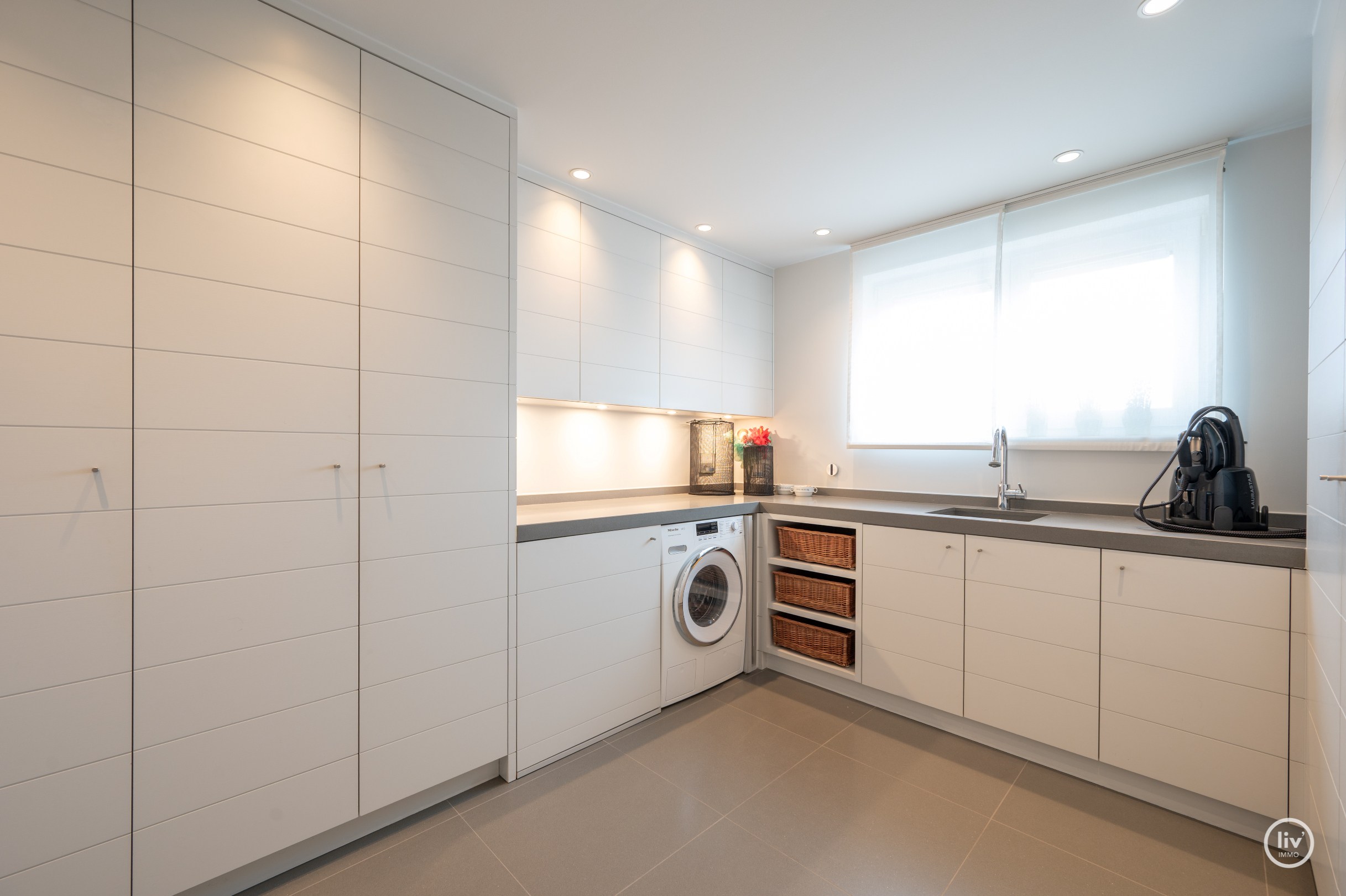 Récente mezzanine de 292 m2 située au centre avec de grandes terrasses, située dans la Vanbunnenlaan à Knokke. 