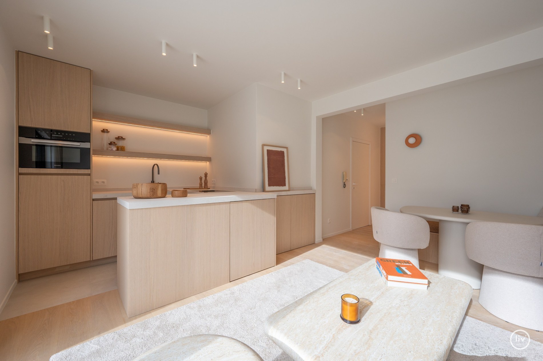 Gerenoveerd penthouse met 2 slaapkamers centraal gelegen op de August Dansestraat te Knokke. 