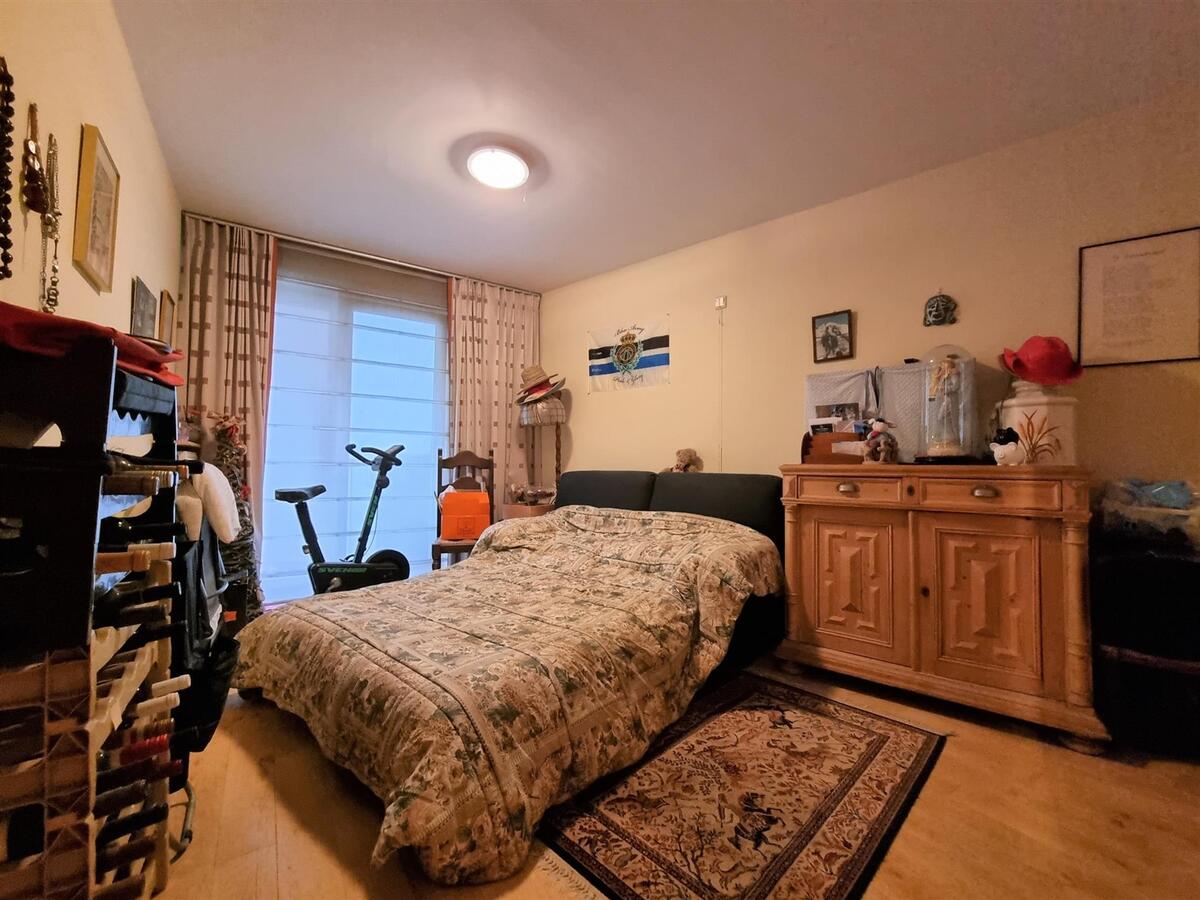 Zeer ruim, op te frissen appartement met 3 slaapkamers - Heist 