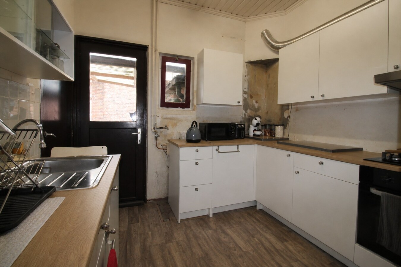 Te renoveren stadswoning met 4 slaapkamers en buitenkoer op centrale ligging in Sint-Niklaas 
