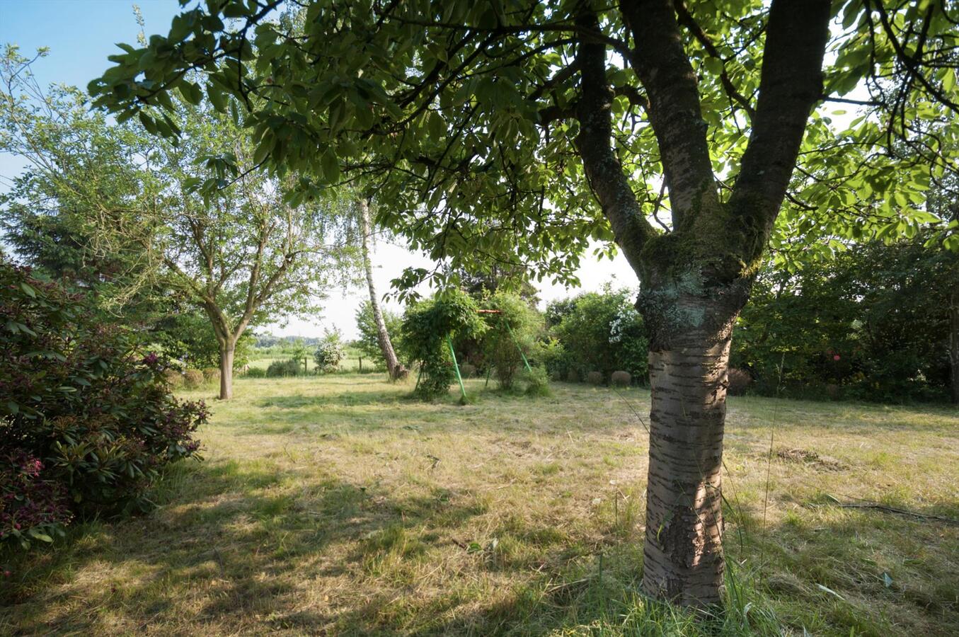 Ruime woning met prachtige tuin en open zicht 