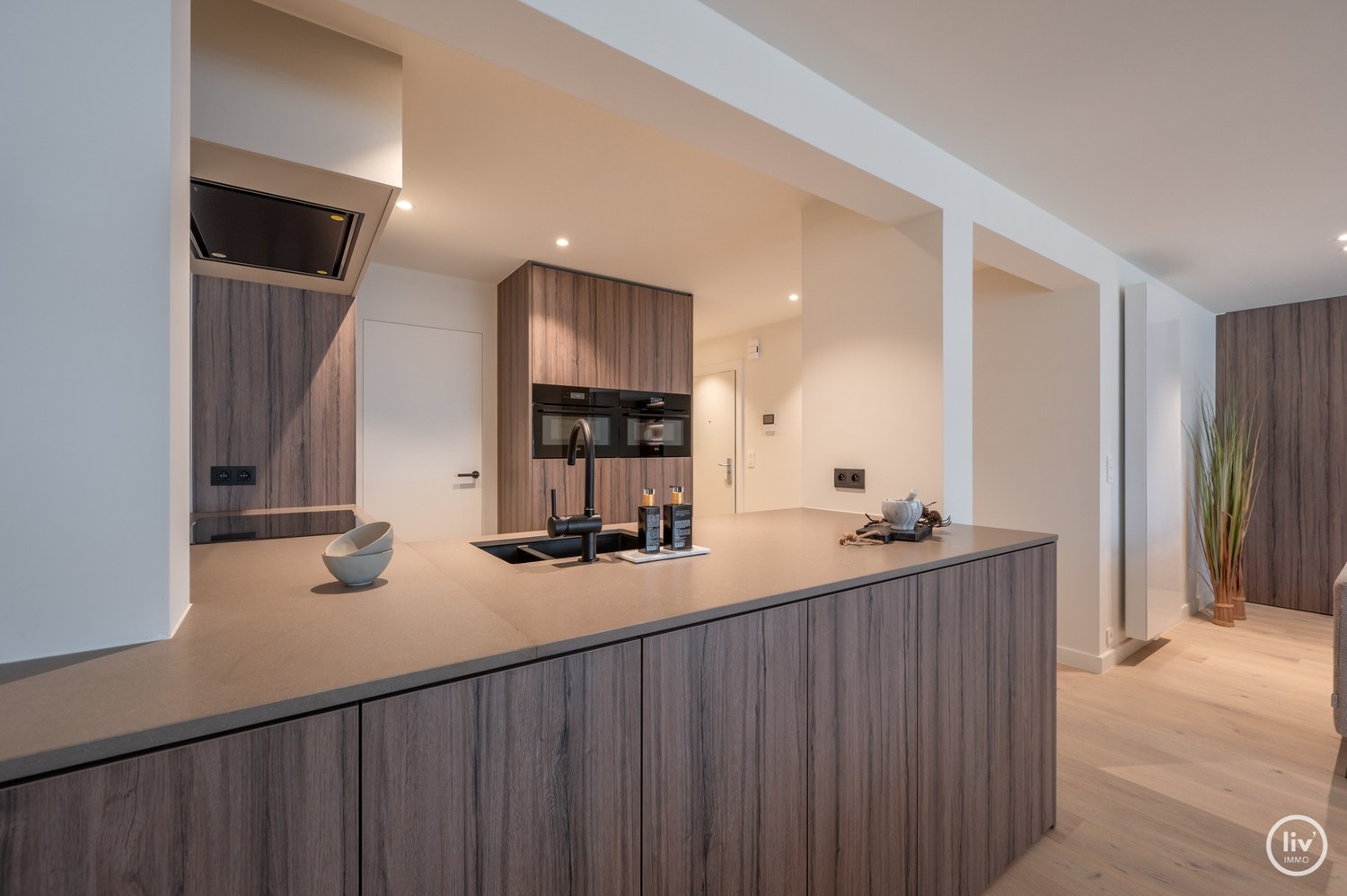 Prachtig, ruim gerenoveerd appartement met een mooie gevelbreedte van 7 m, gelegen op de Lippenslaan te Knokke. 