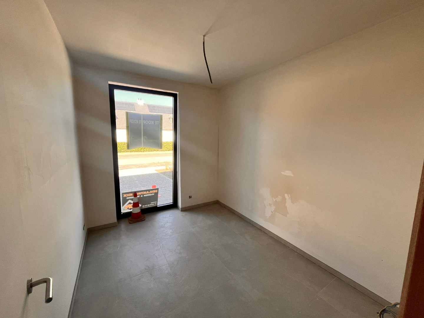 Afgewerkte woning met 2 slaapkamers &amp; ruim zonnig terras en tuin + autostaanplaats en berging 