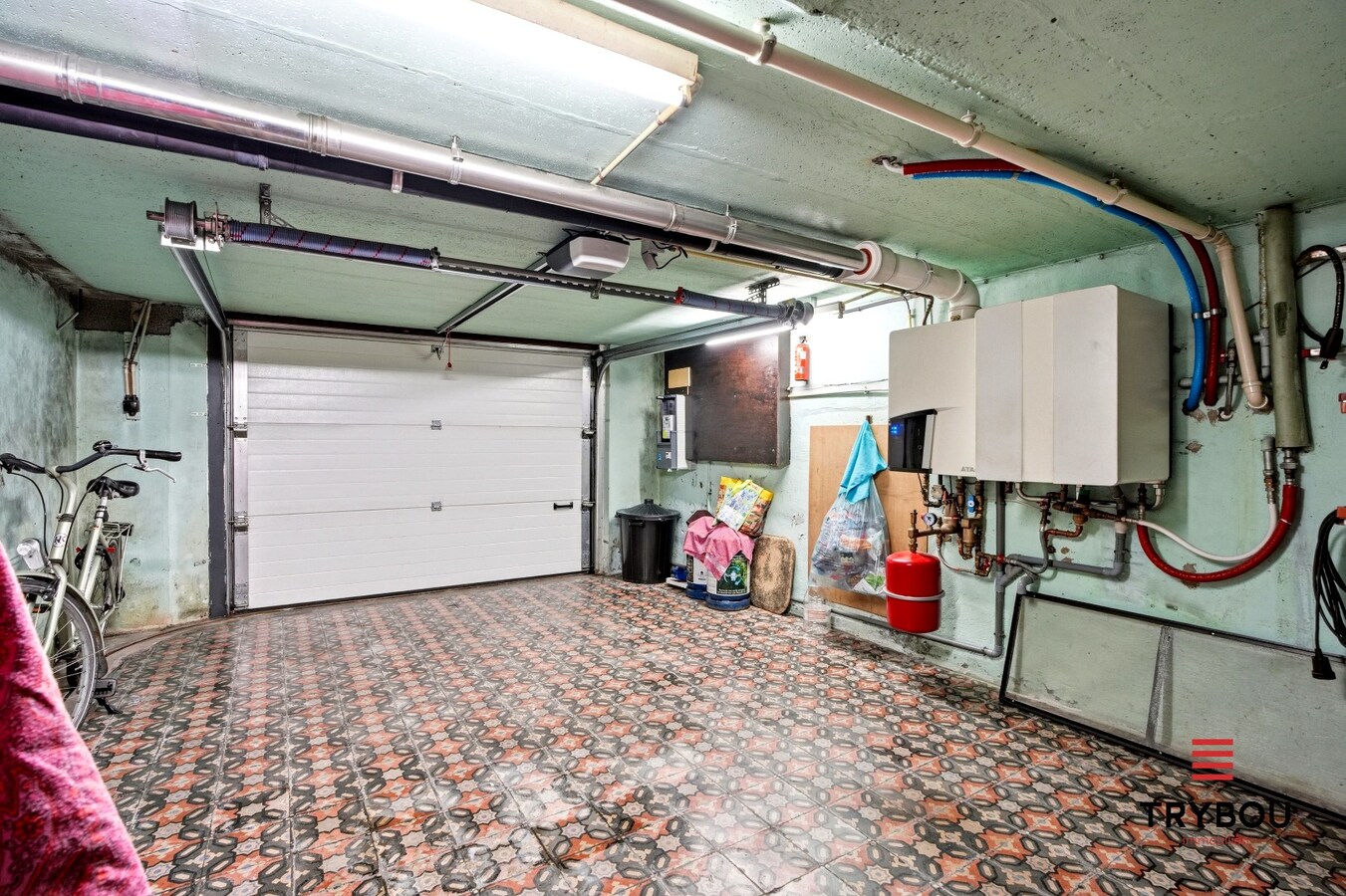 Alleenstaande woning op een ruim perceel met 3 slaapkamers en 2 garages! 