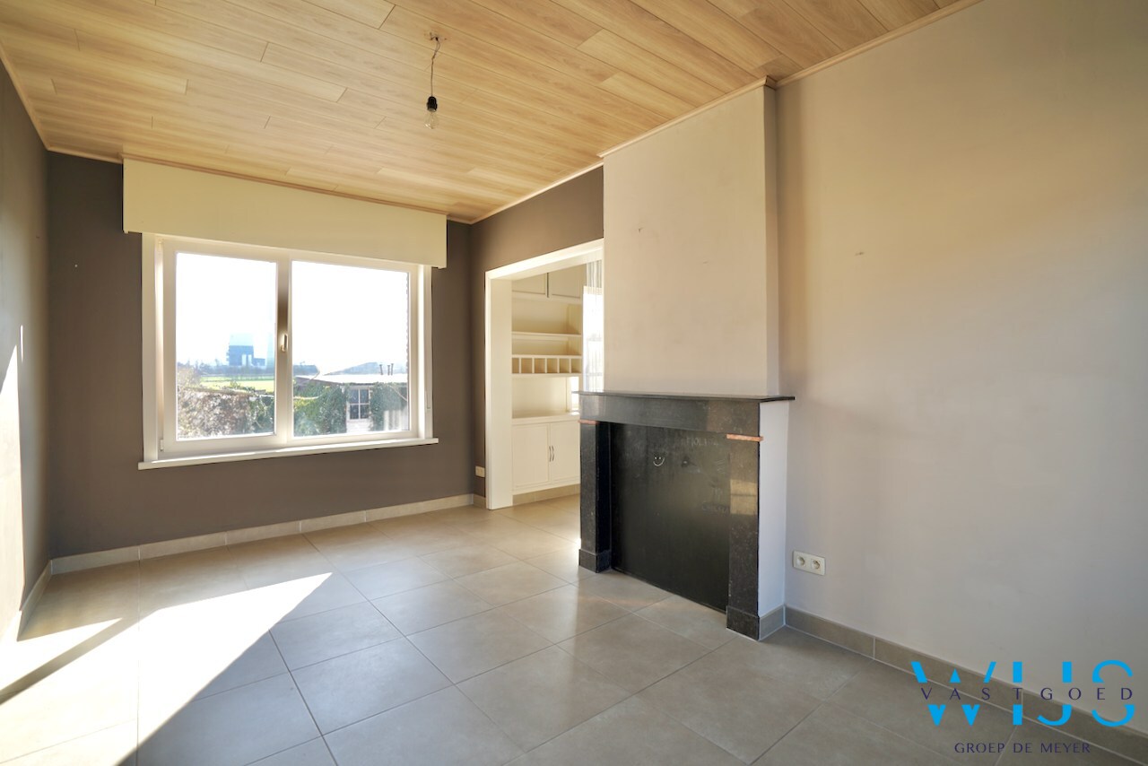 Zeer ruim en stevig woonhuis MET garage te Rieme ! 