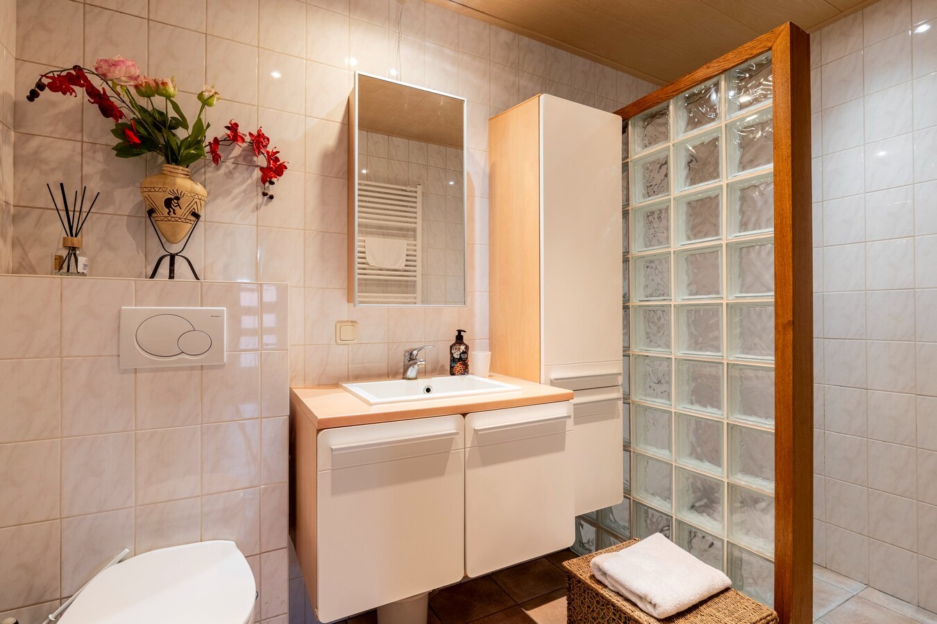 Ruime vrijstaande woning gelegen op een groot perceel nabij de Nederlandse grens. 