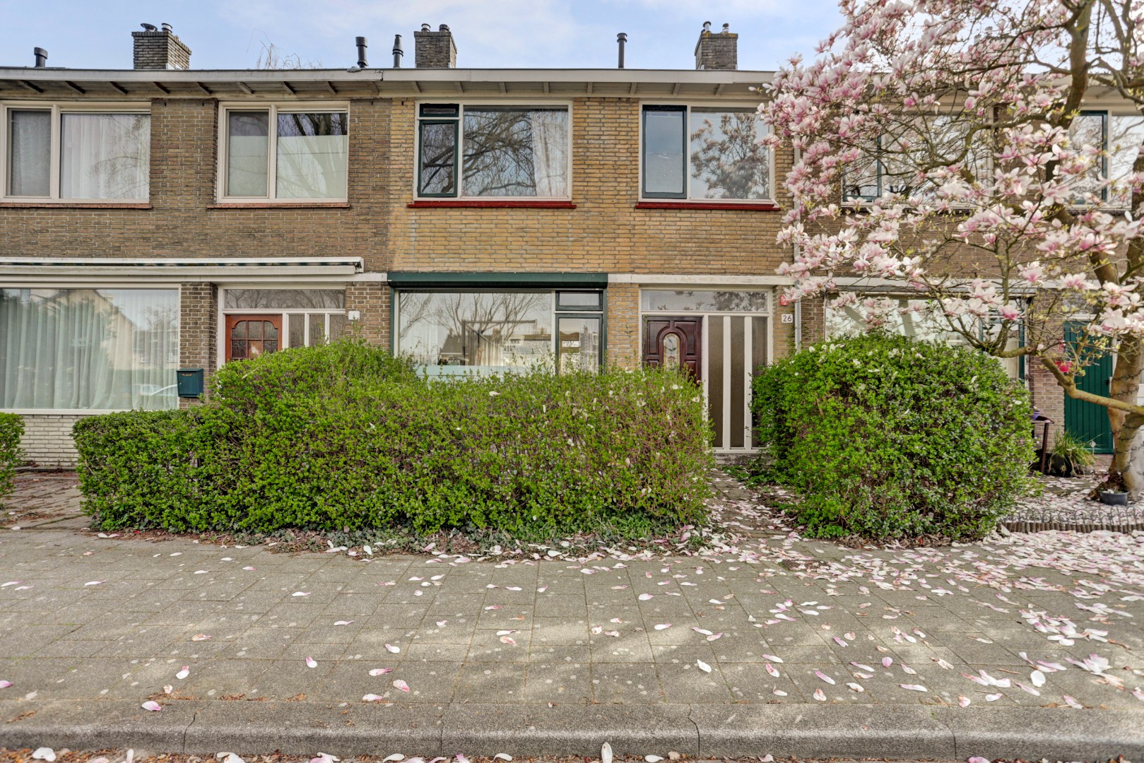 Op zoek naar een ruime 5-kamer woning op eigen grond waar u, uw wensen nog kunt uitvoeren ? 