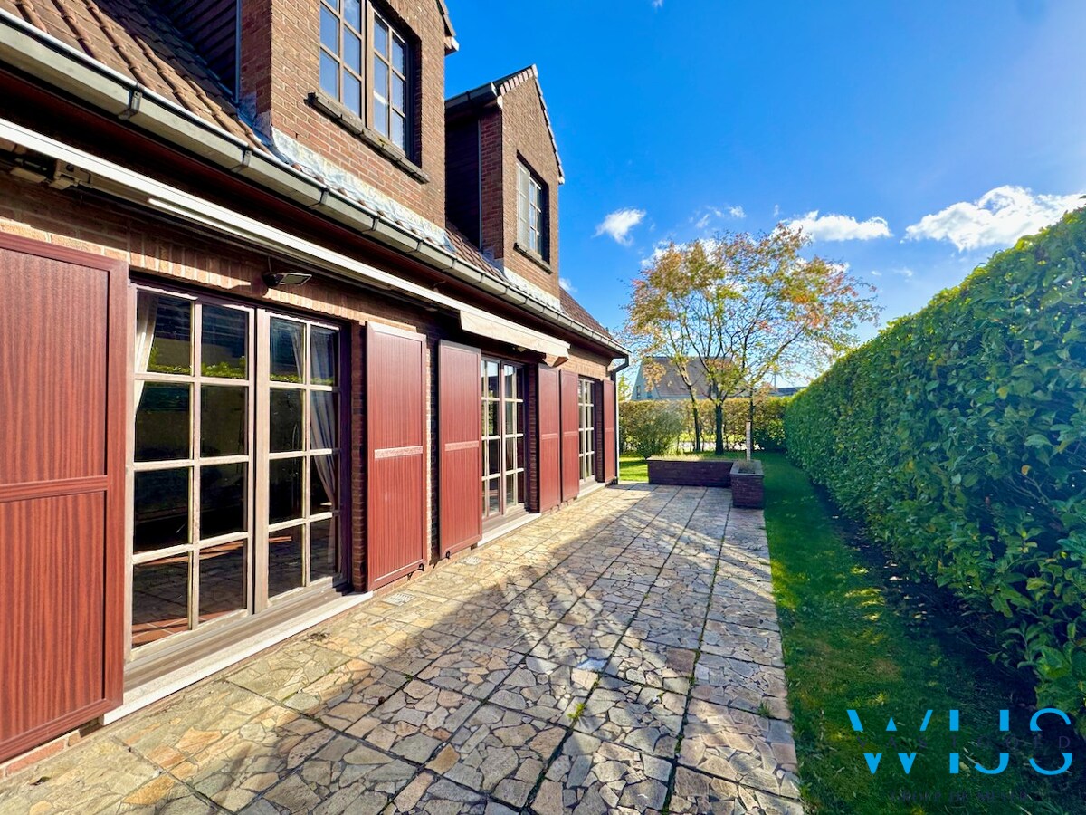 Fantastische open bebouwing met dubbele garage in gegeerde woonwijk te Evergem 