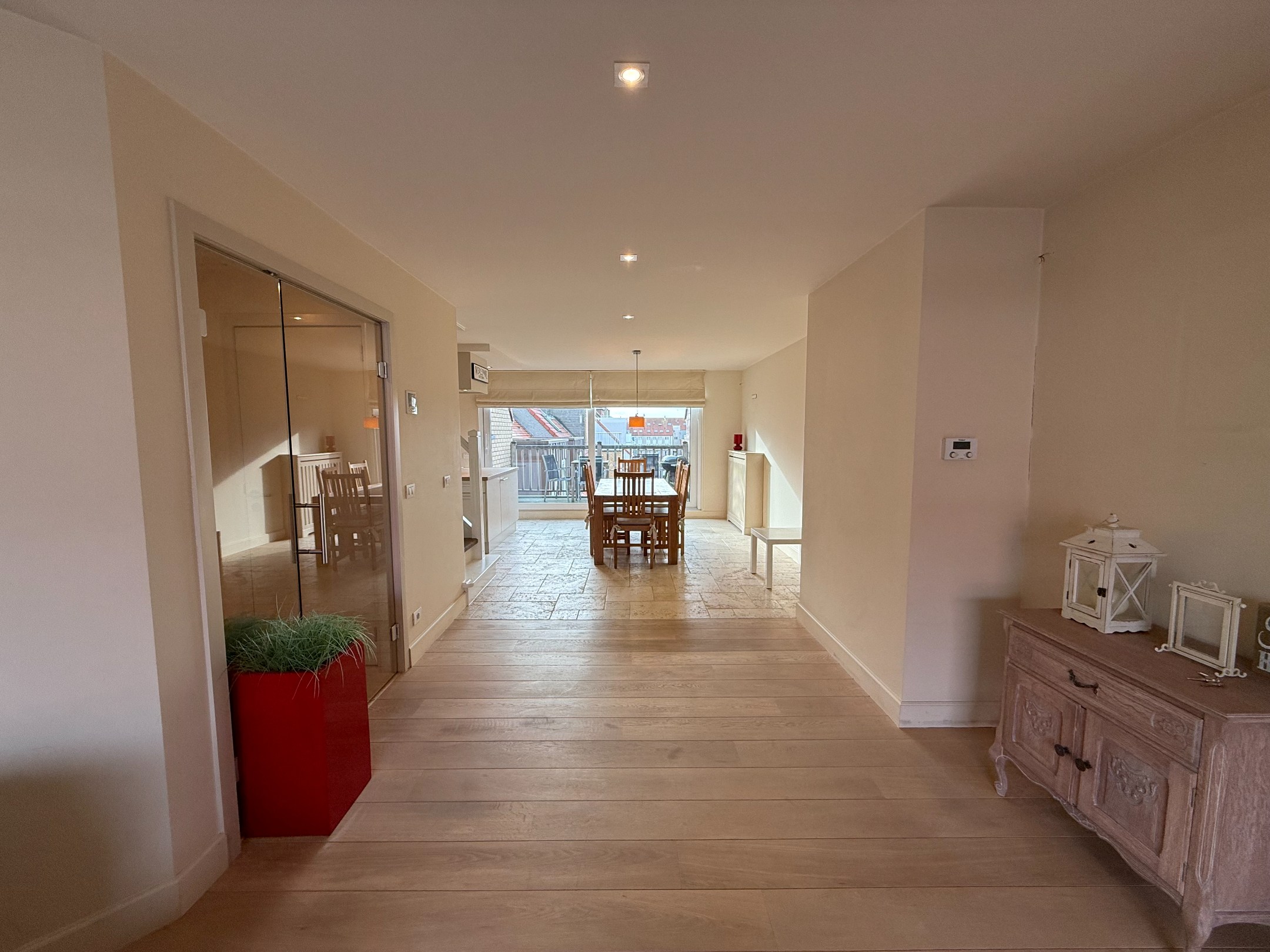 Meublé - Appartement en duplex avec trois chambres et de grandes terrasses situé au centre de Knokke. 