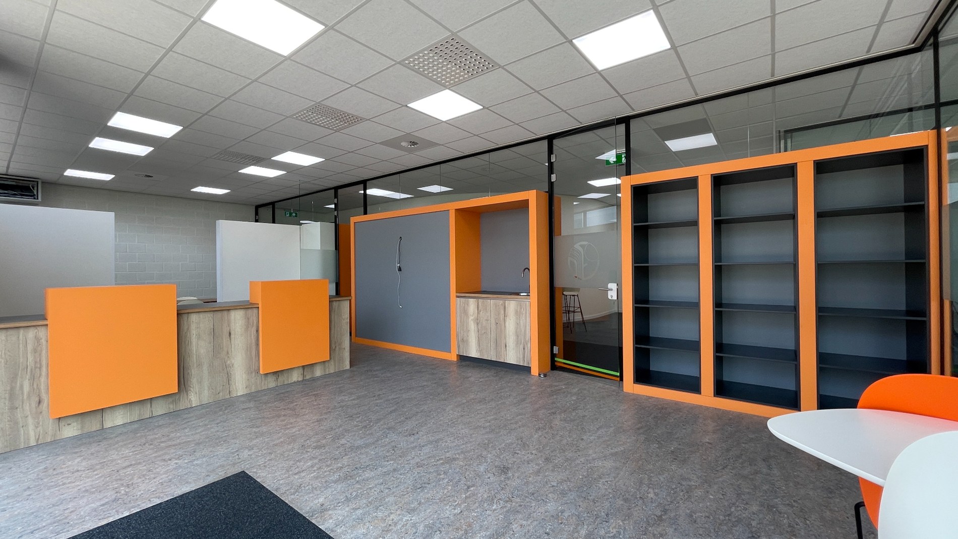 Loods met kantoor te huur nabij E19 in Mechelen
