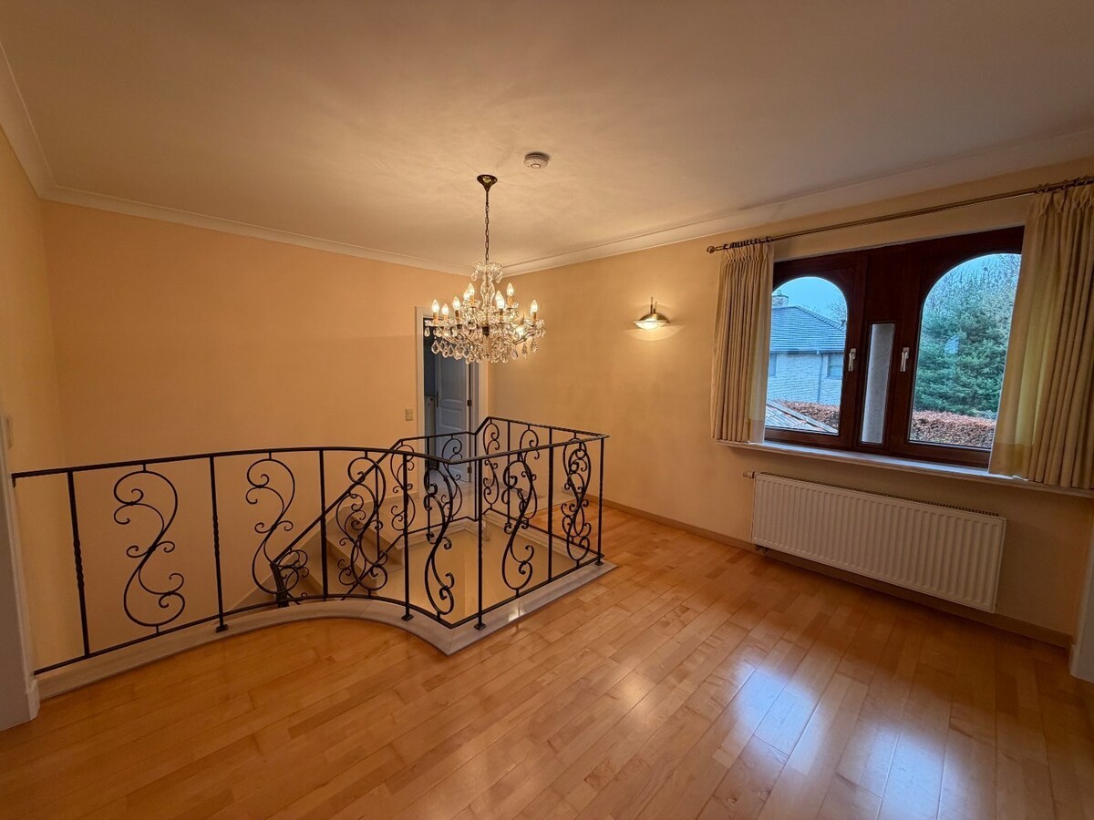 Ruime en rustig gelegen villa te Dikkelvenne. 