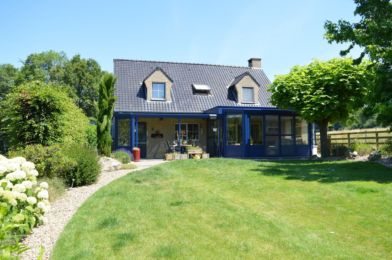 Mooie gezinswoning met stalgebouw en piste op ca. 5400m² te Dworp 