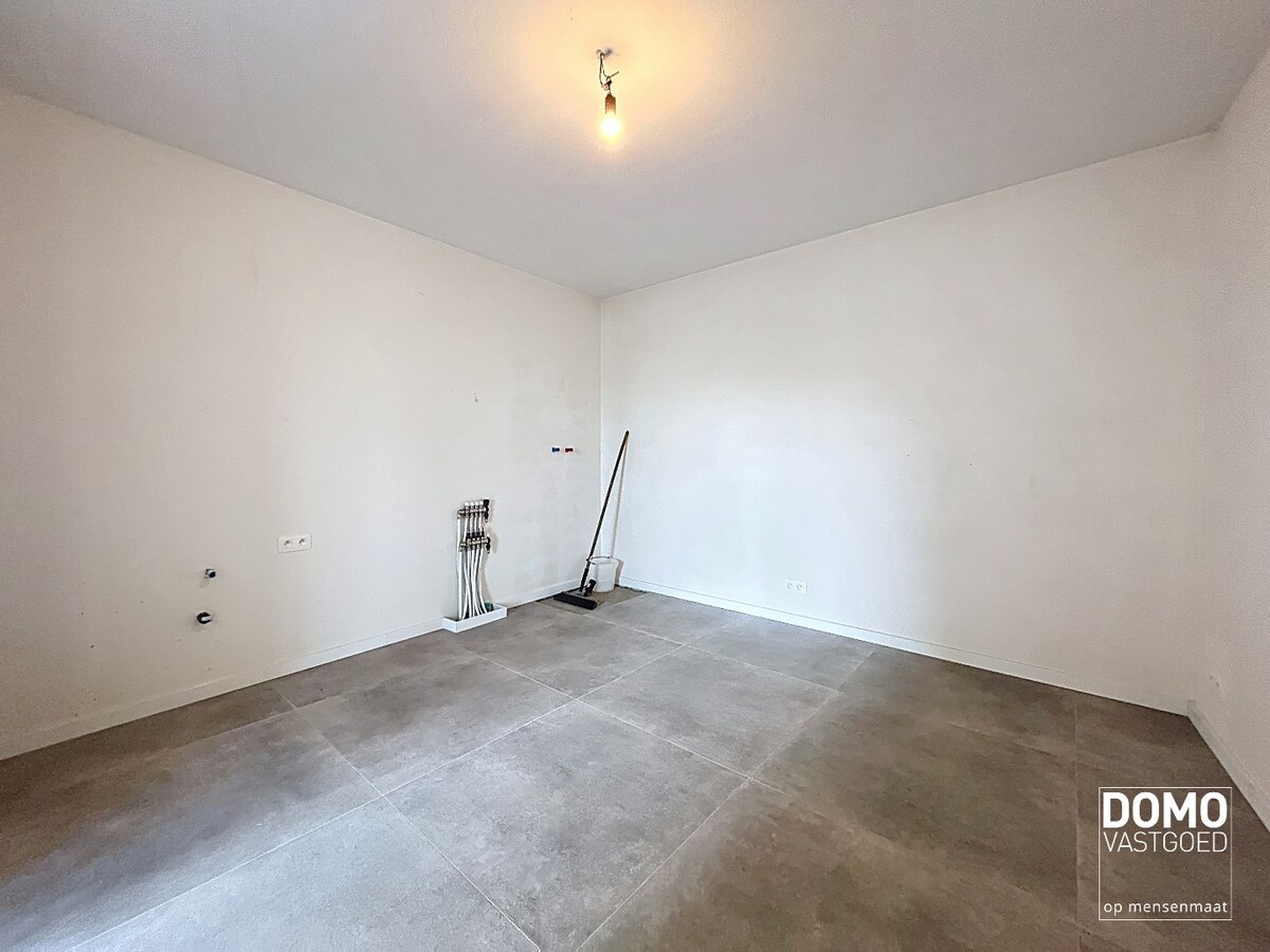 PRACHTIG GERENOVEERDE, LICHTRIJKE WONING MET 3 SLAAPKAMERS, 2 BADKAMERS, EEN ZONNIGE TUIN EN 2 PARKEERPLAATSEN TE GINGELOM (MIELEN-BOVEN-AALST) 